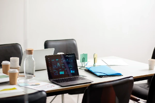 una notebook utilizada para trabajos en una oficina